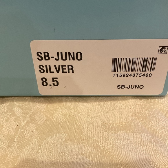 ❤️- NIB! New Listing! BETSY JOHNSON Juno Strappy Sanadal Silver 8.5 - Picture 16 of 16